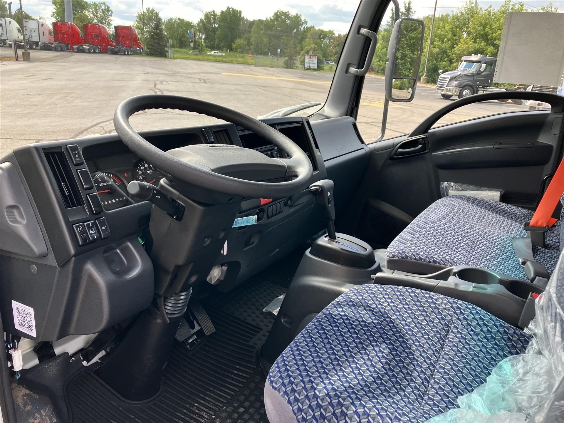 2025 Isuzu NRR — photo 3