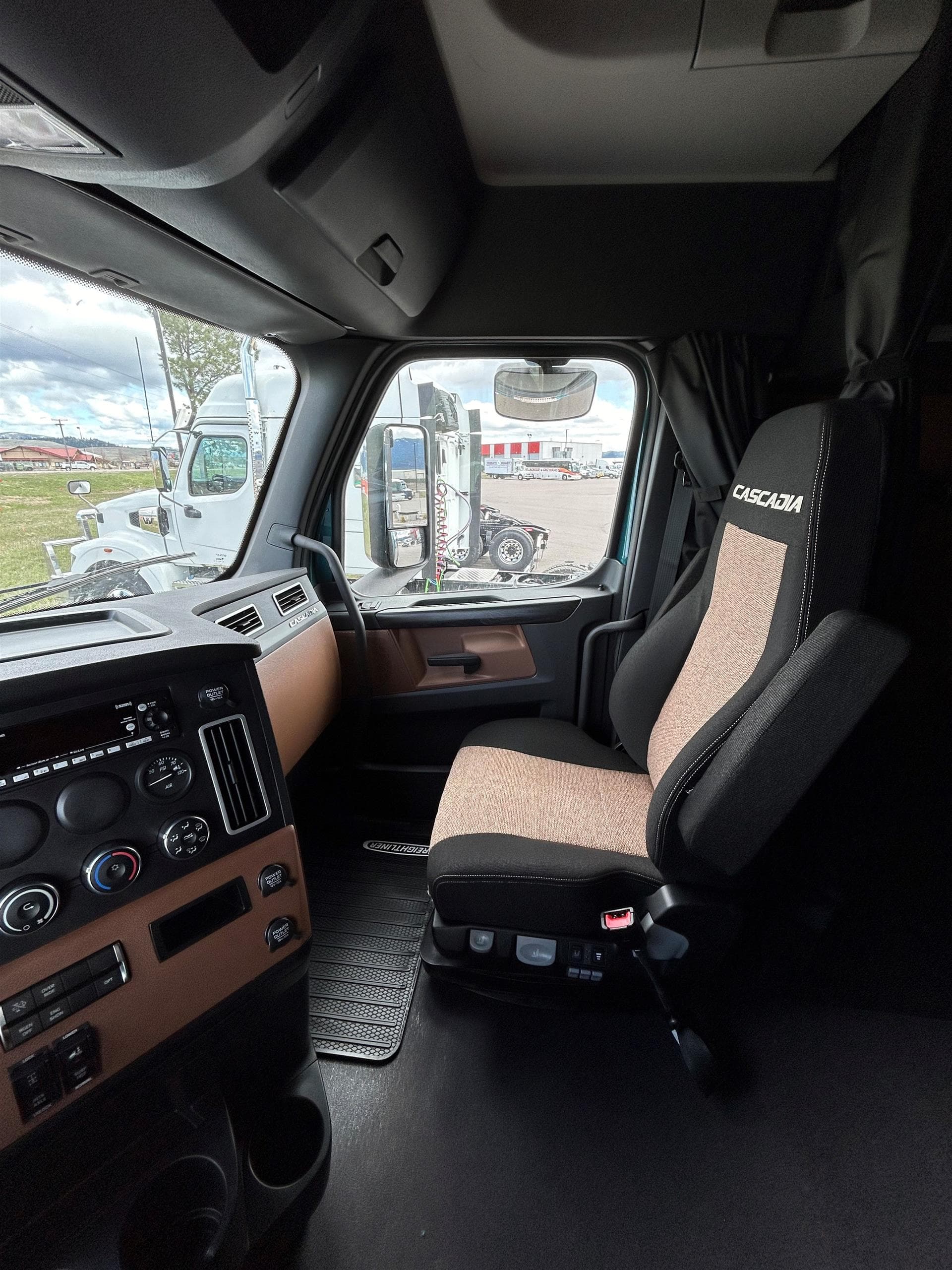 2025 Freightliner Cascadia — photo 8