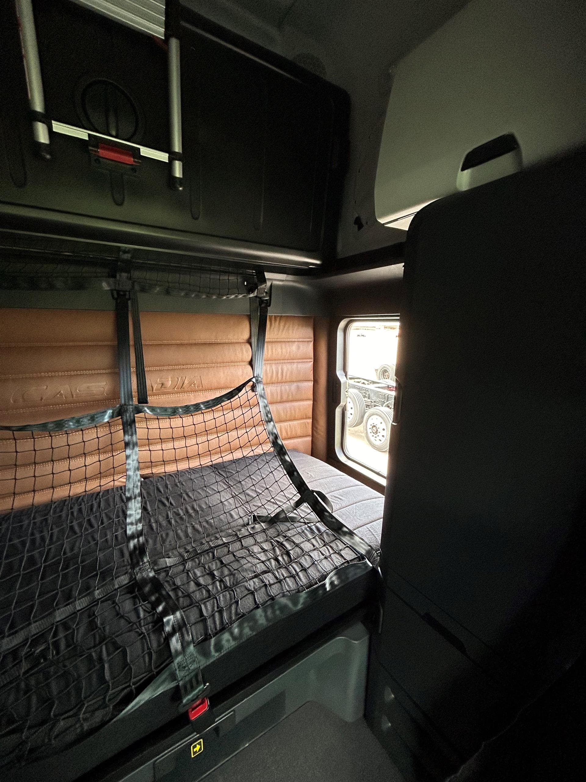 2025 Freightliner Cascadia — photo 7