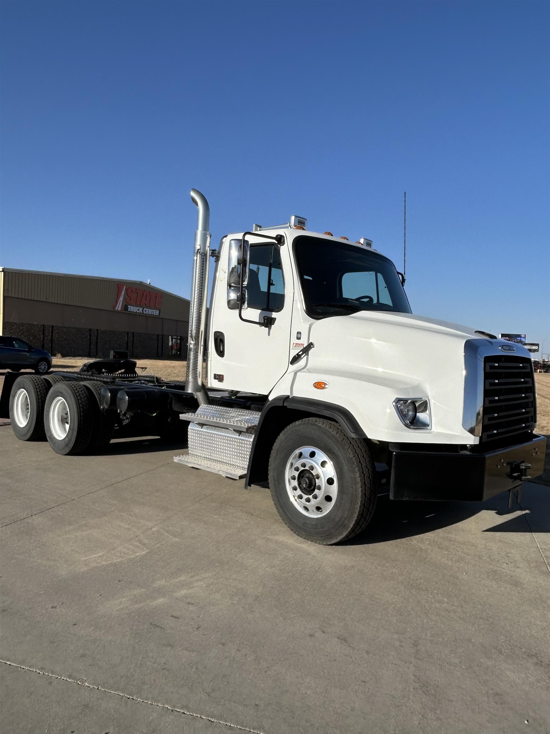 2026 Freightliner 114SD — photo 4