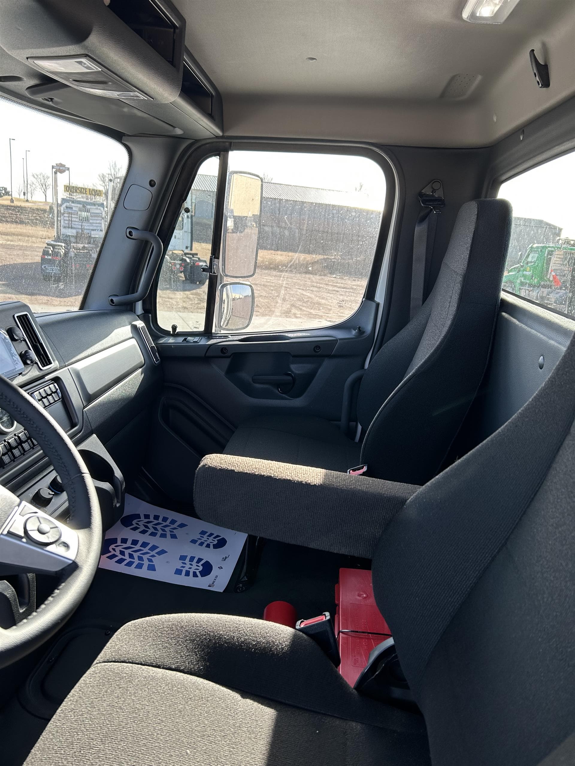 2026 Freightliner 114SD — photo 8