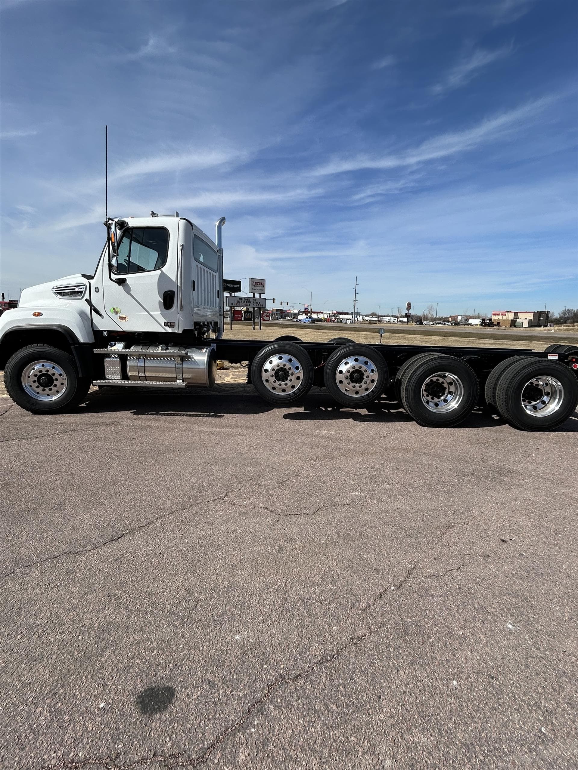 2027 Freightliner 114SD — photo 5
