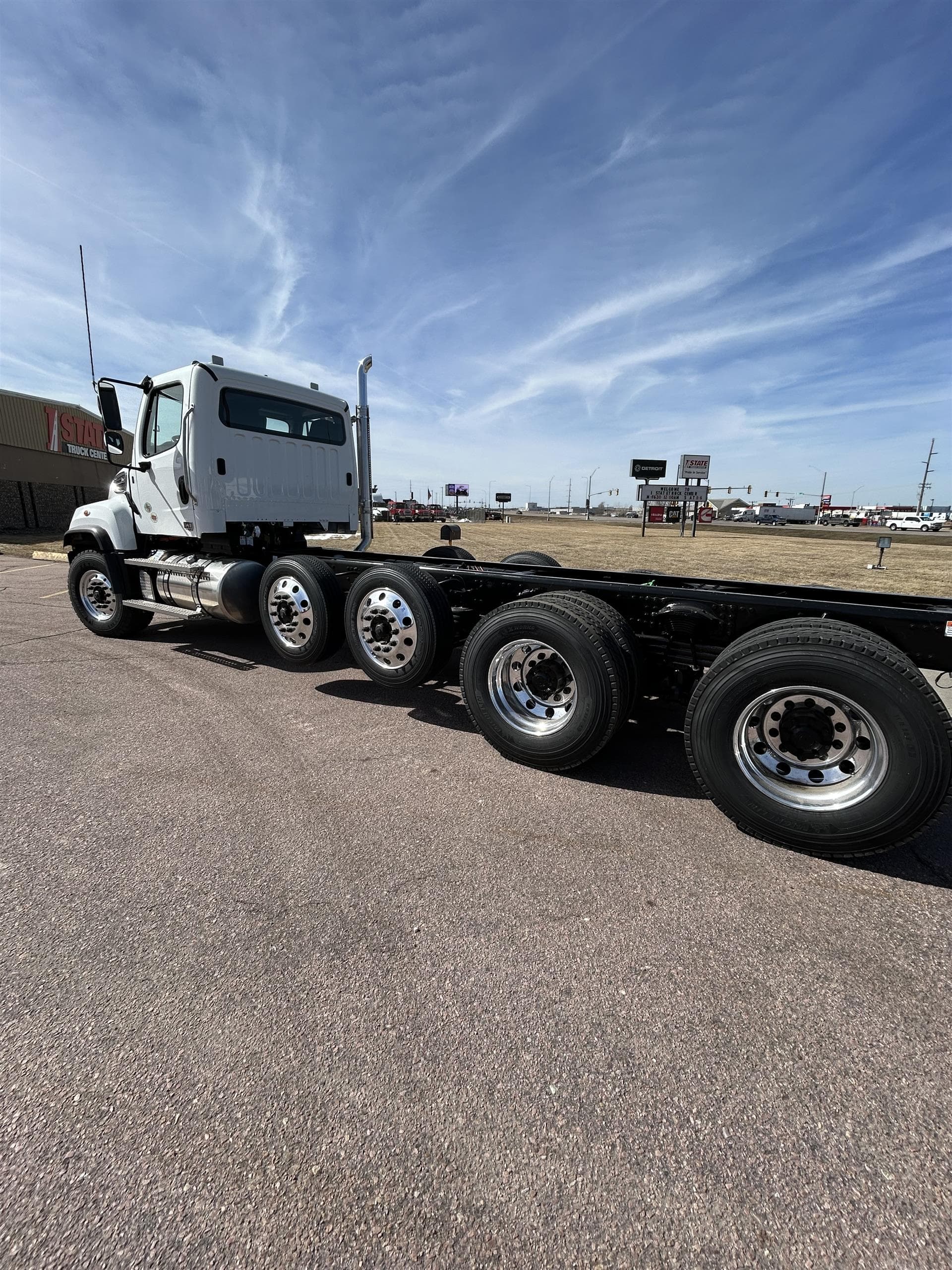 2027 Freightliner 114SD — photo 8