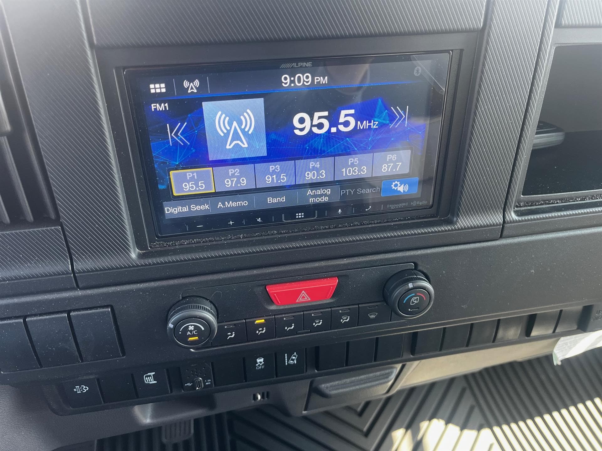 2026 Isuzu NRR — photo 11