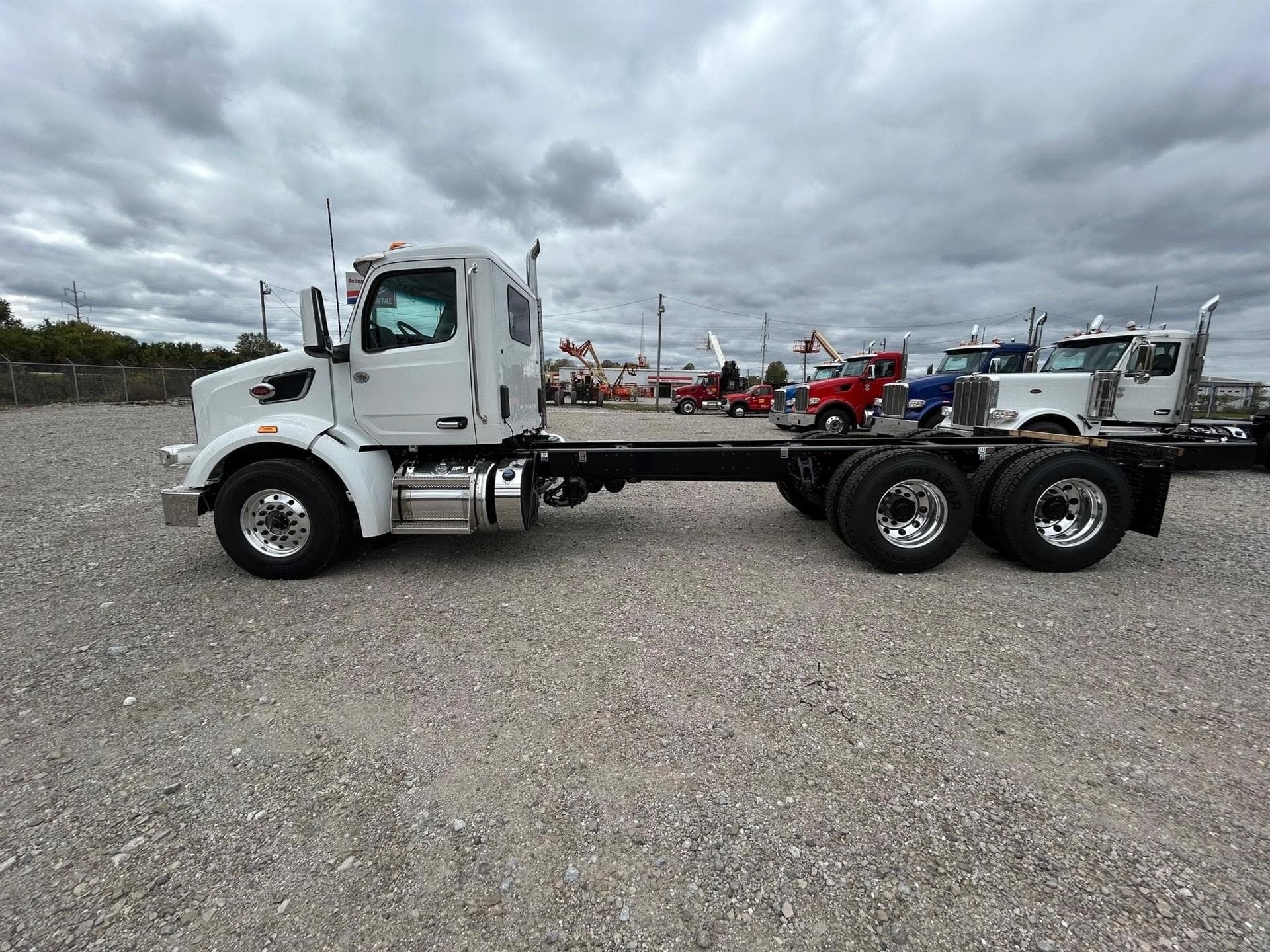 2025 Peterbilt 567 — photo 2
