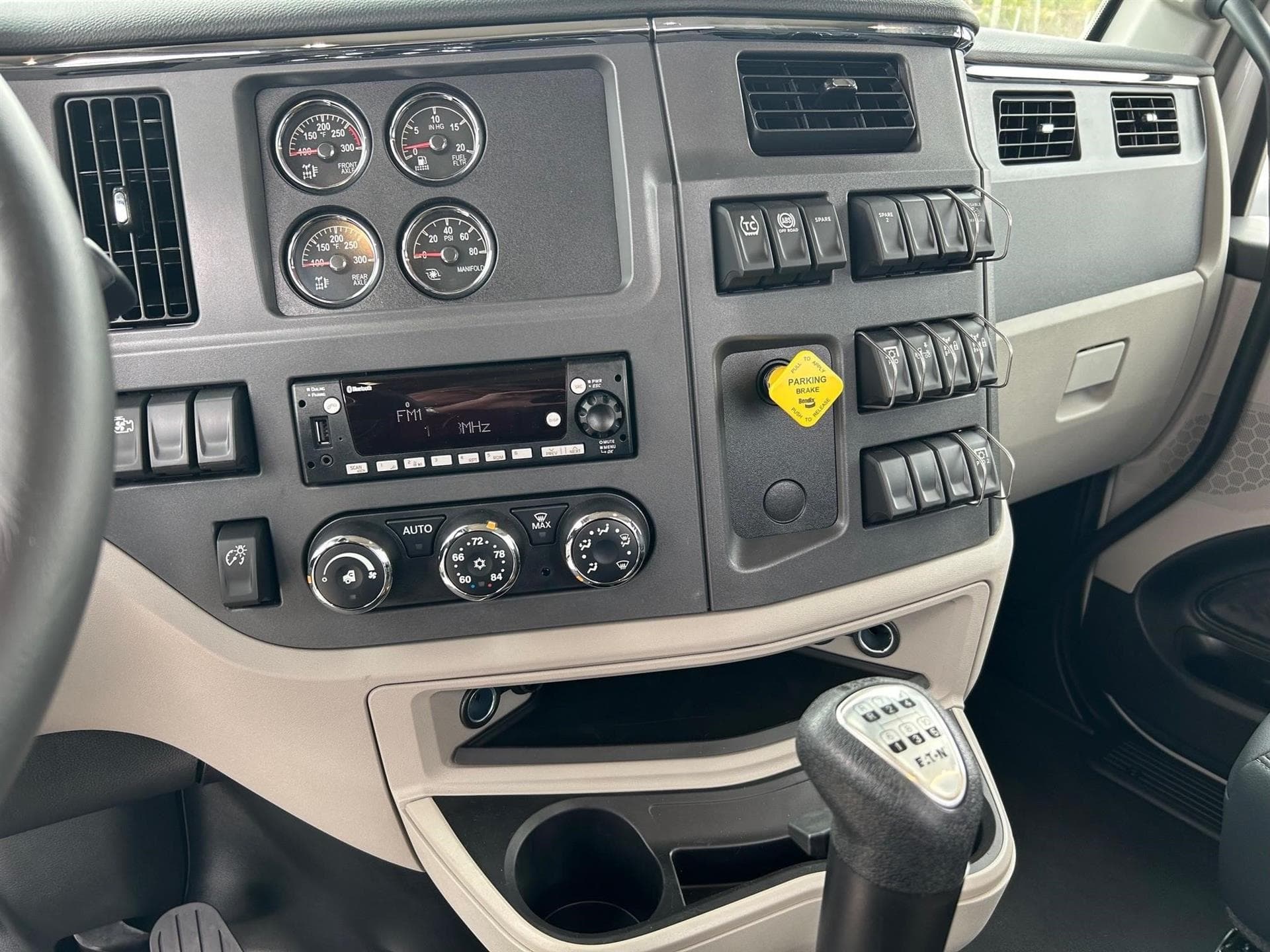 2025 Peterbilt 567 — photo 9