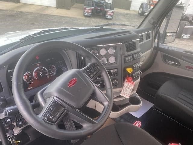 2025 Peterbilt 579 — photo 11