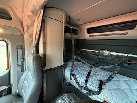 2025 Peterbilt 589 — photo 13