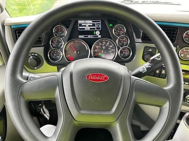 2025 Peterbilt 579 — photo 8