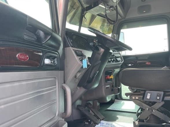 2022 Peterbilt 389 — photo 14