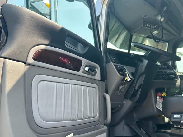 2024 Peterbilt 389 — photo 14