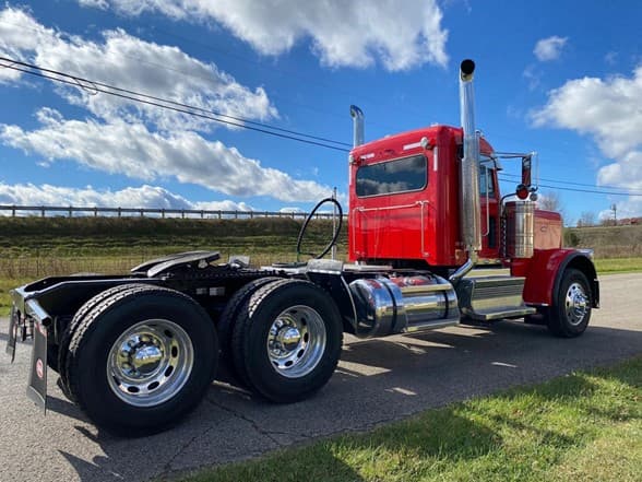 2023 Peterbilt 389 — photo 6