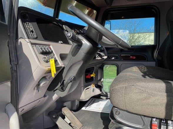 2023 Peterbilt 389 — photo 9