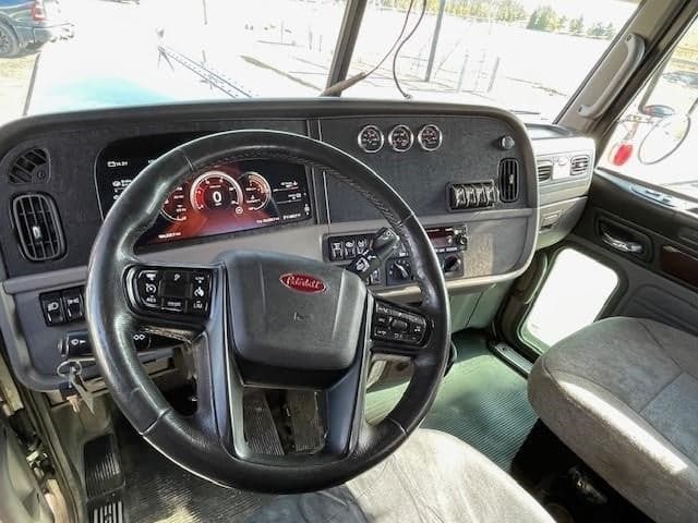 2023 Peterbilt 389 — photo 13