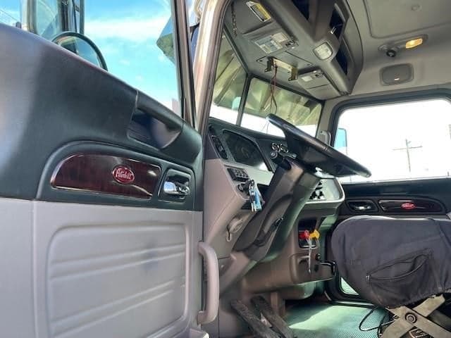 2023 Peterbilt 389 — photo 11
