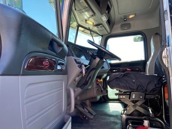 2023 Peterbilt 389 — photo 12