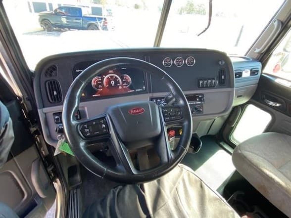 2023 Peterbilt 389 — photo 15