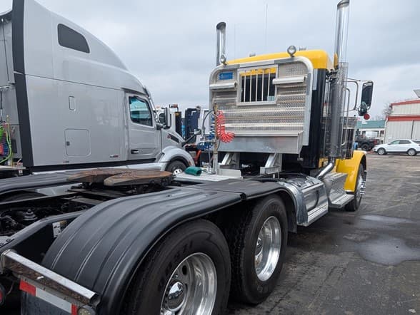 2023 Peterbilt 389 — photo 4