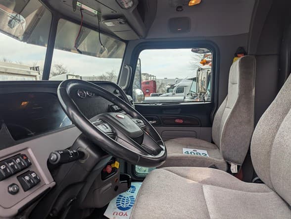 2023 Peterbilt 389 — photo 6