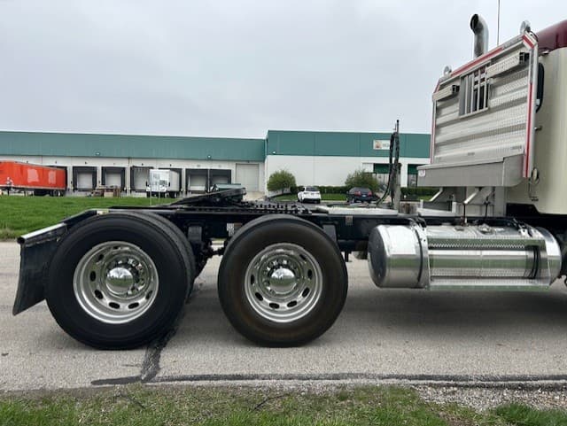 2022 Peterbilt 389 — photo 8