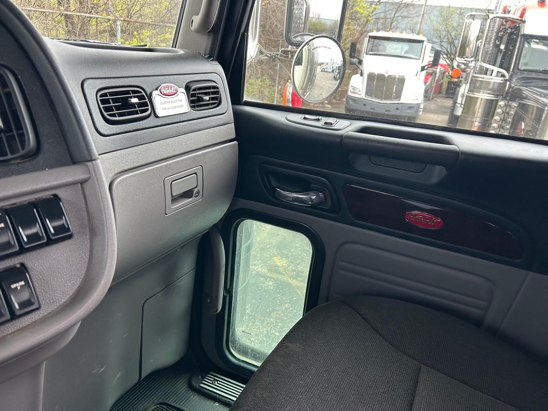 2022 Peterbilt 389 — photo 15