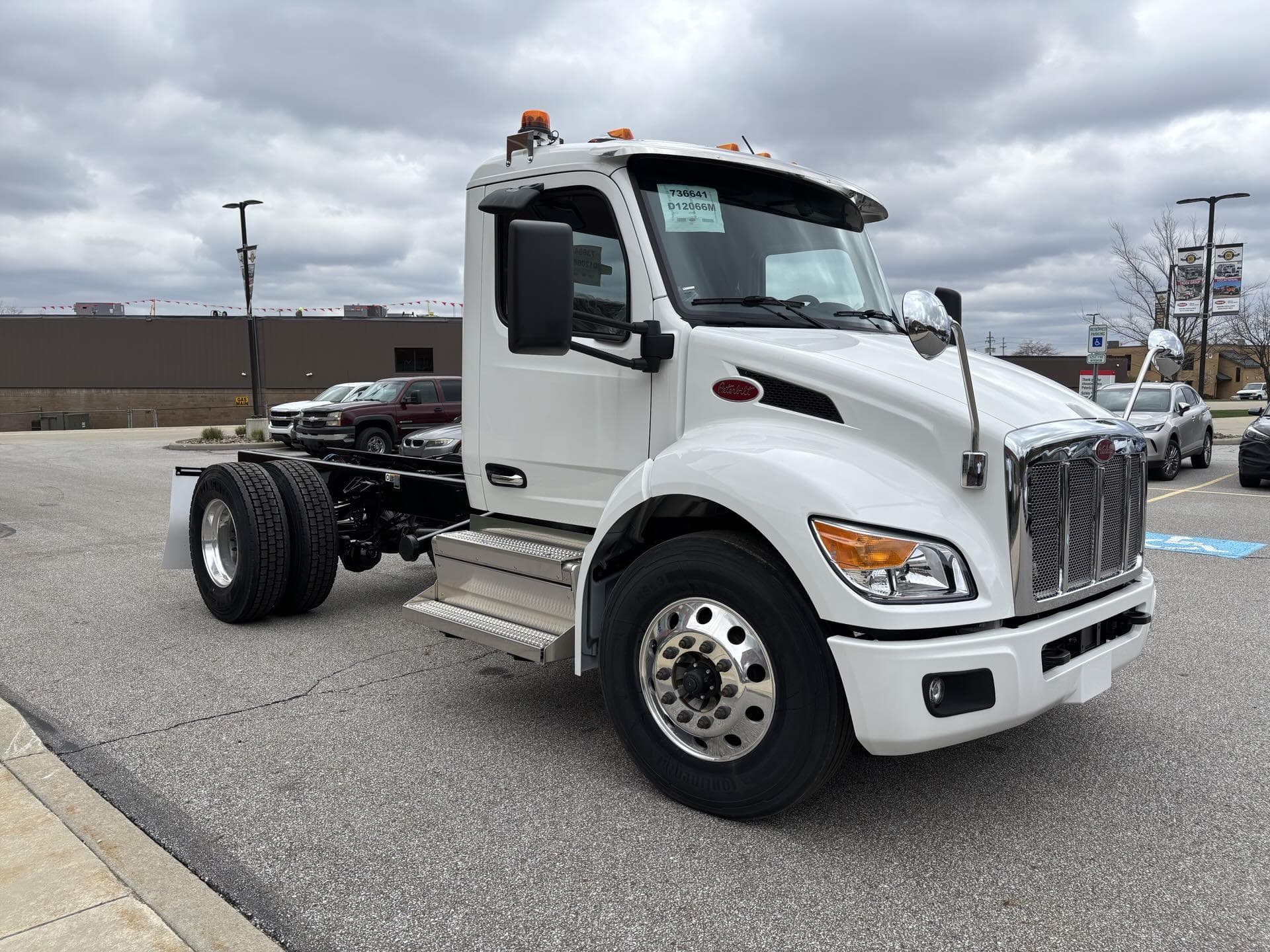 2025 Peterbilt 536 — photo 2