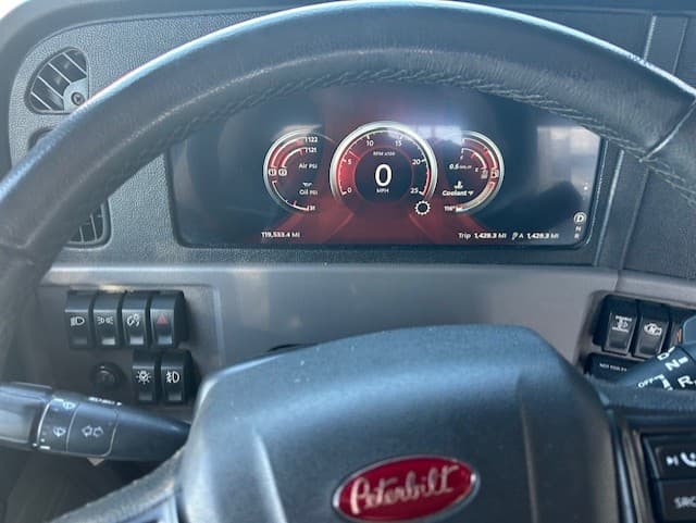 2023 Peterbilt 389 — photo 12