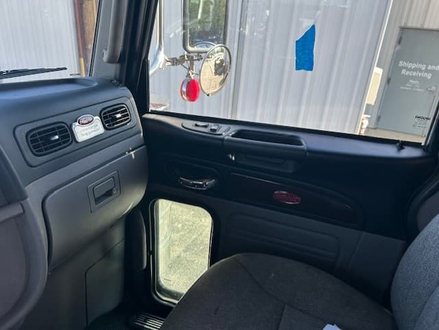 2023 Peterbilt 389 — photo 14
