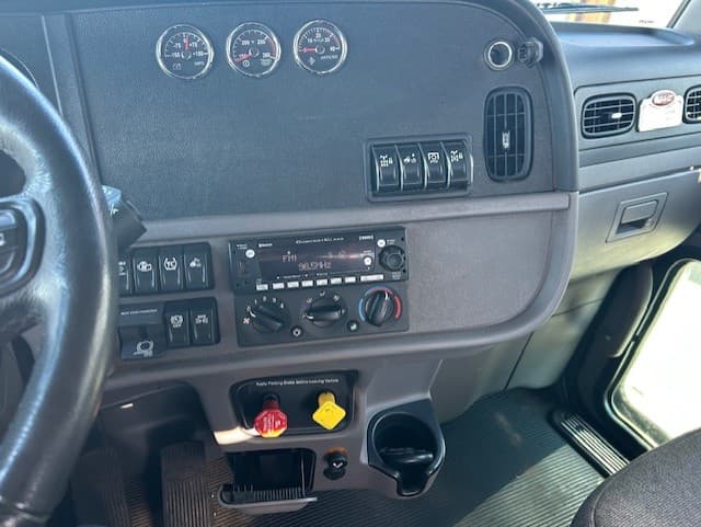 2023 Peterbilt 389 — photo 13