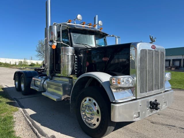 2023 Peterbilt 389 — photo 2