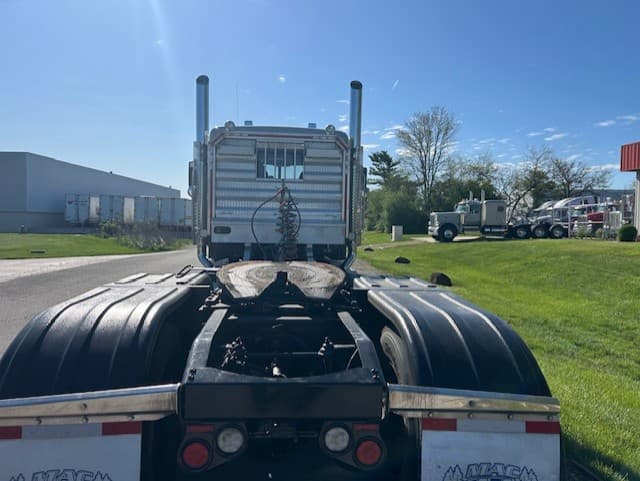 2023 Peterbilt 389 — photo 6