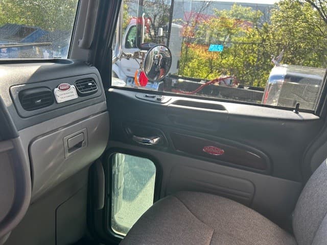 2023 Peterbilt 389 — photo 15