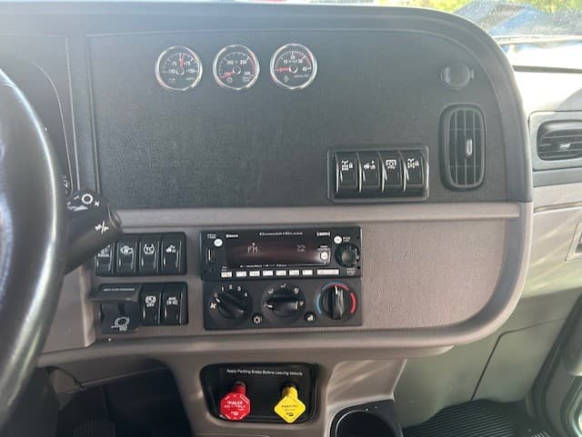 2023 Peterbilt 389 — photo 14