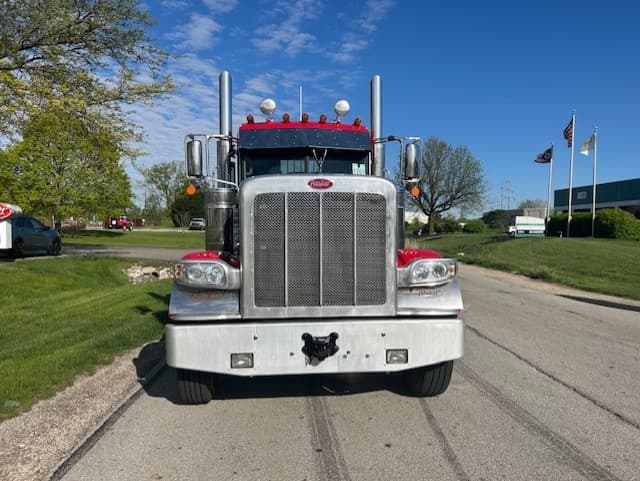 2023 Peterbilt 389 — photo 3