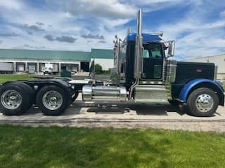2023 Peterbilt 389 — photo 4