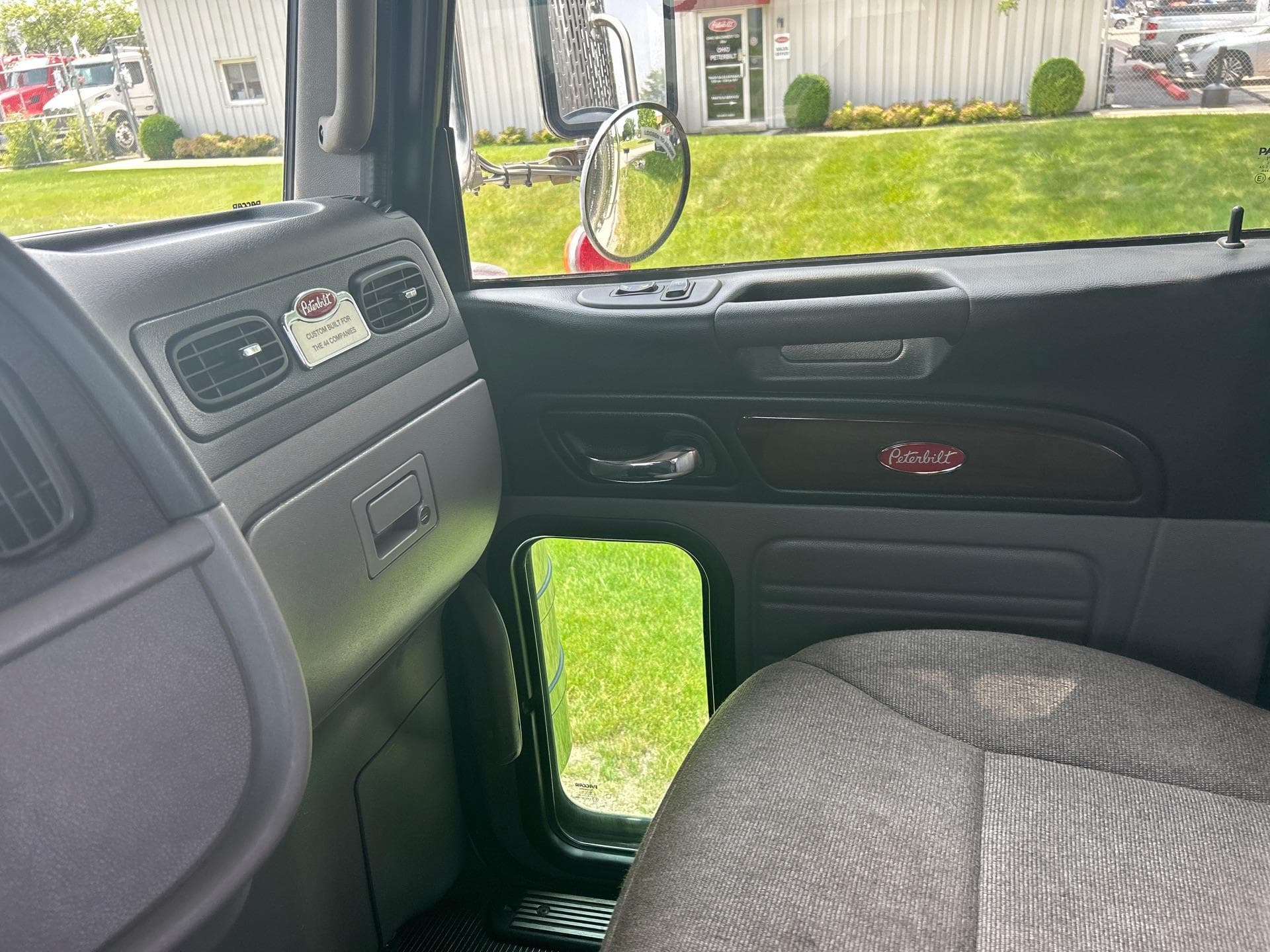 2023 Peterbilt 389 — photo 19