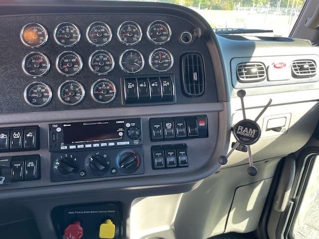 2022 Peterbilt 389 — photo 13