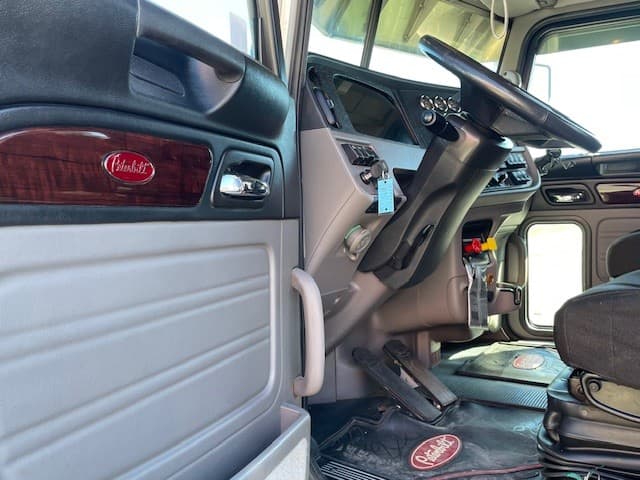 2022 Peterbilt 389 — photo 8