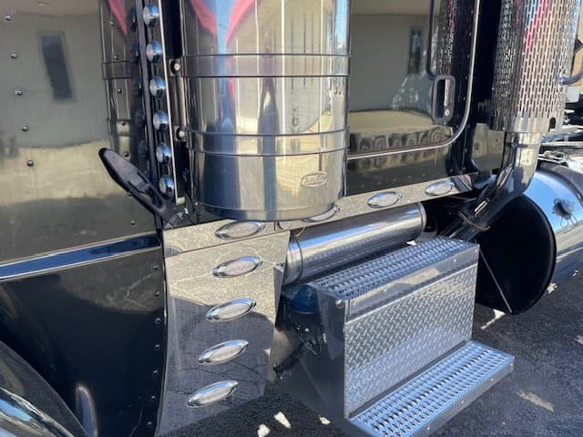 2022 Peterbilt 389 — photo 9