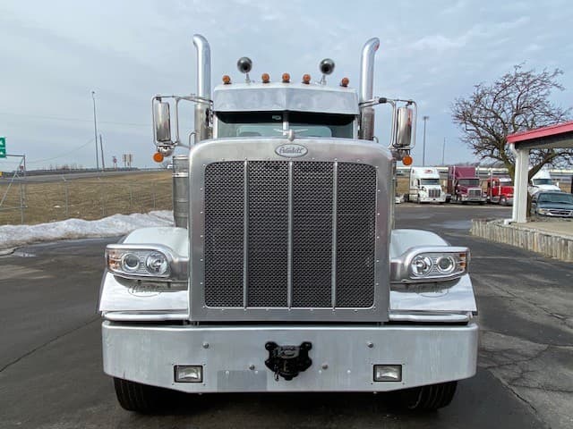 2023 Peterbilt 389 — photo 3