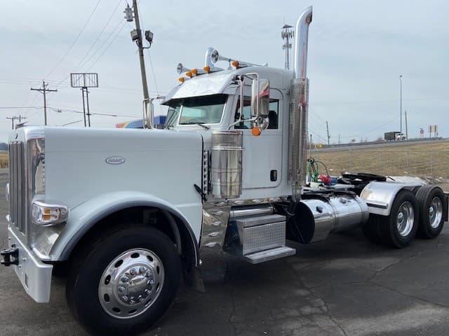2023 Peterbilt 389 — photo 2
