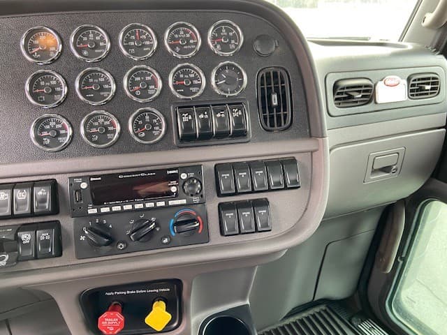 2023 Peterbilt 389 — photo 15