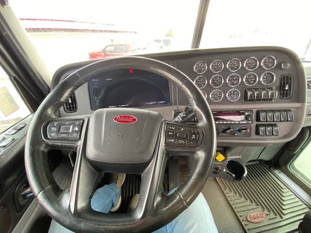 2023 Peterbilt 389 — photo 18