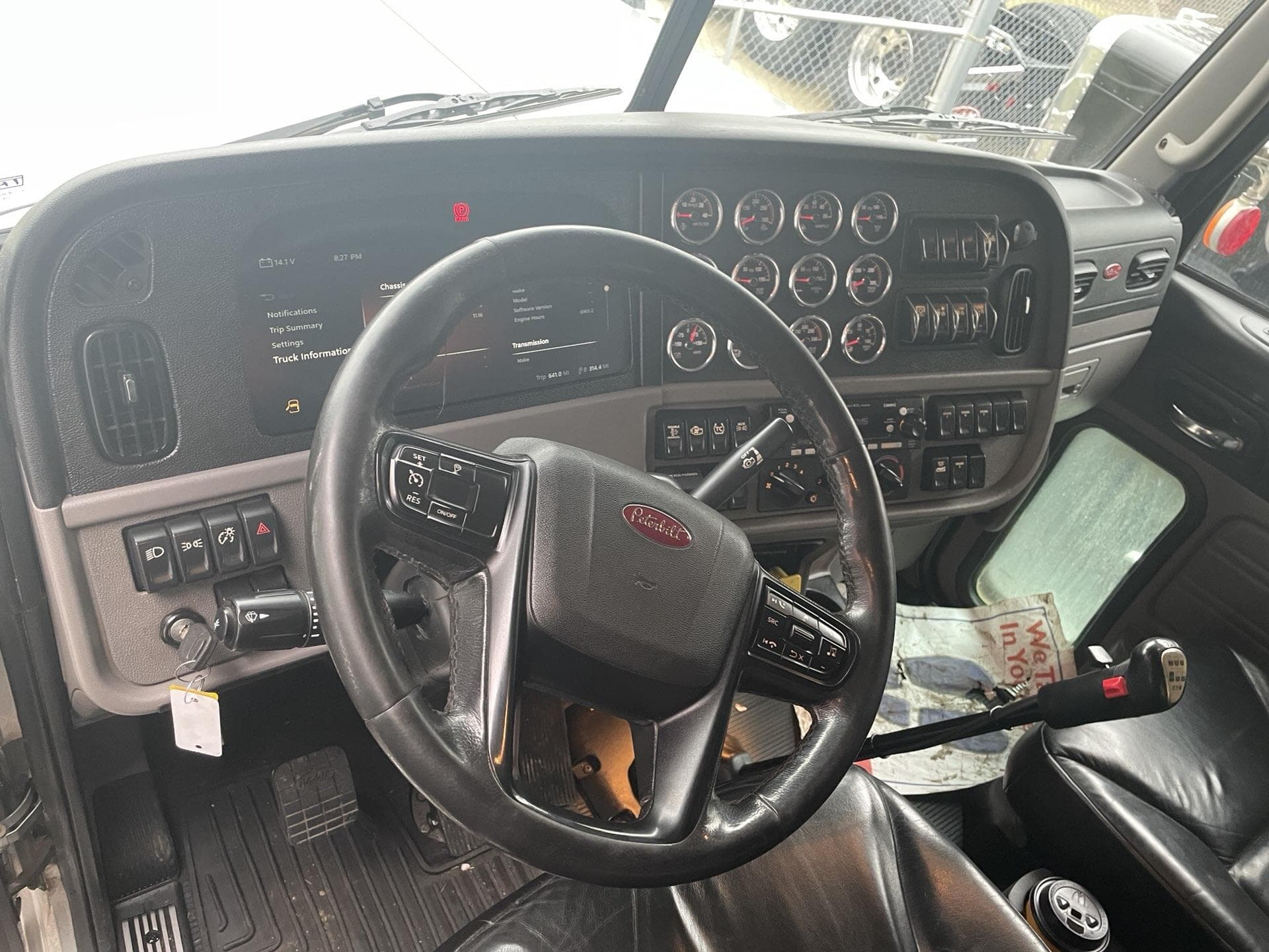 2023 Peterbilt 389 — photo 13