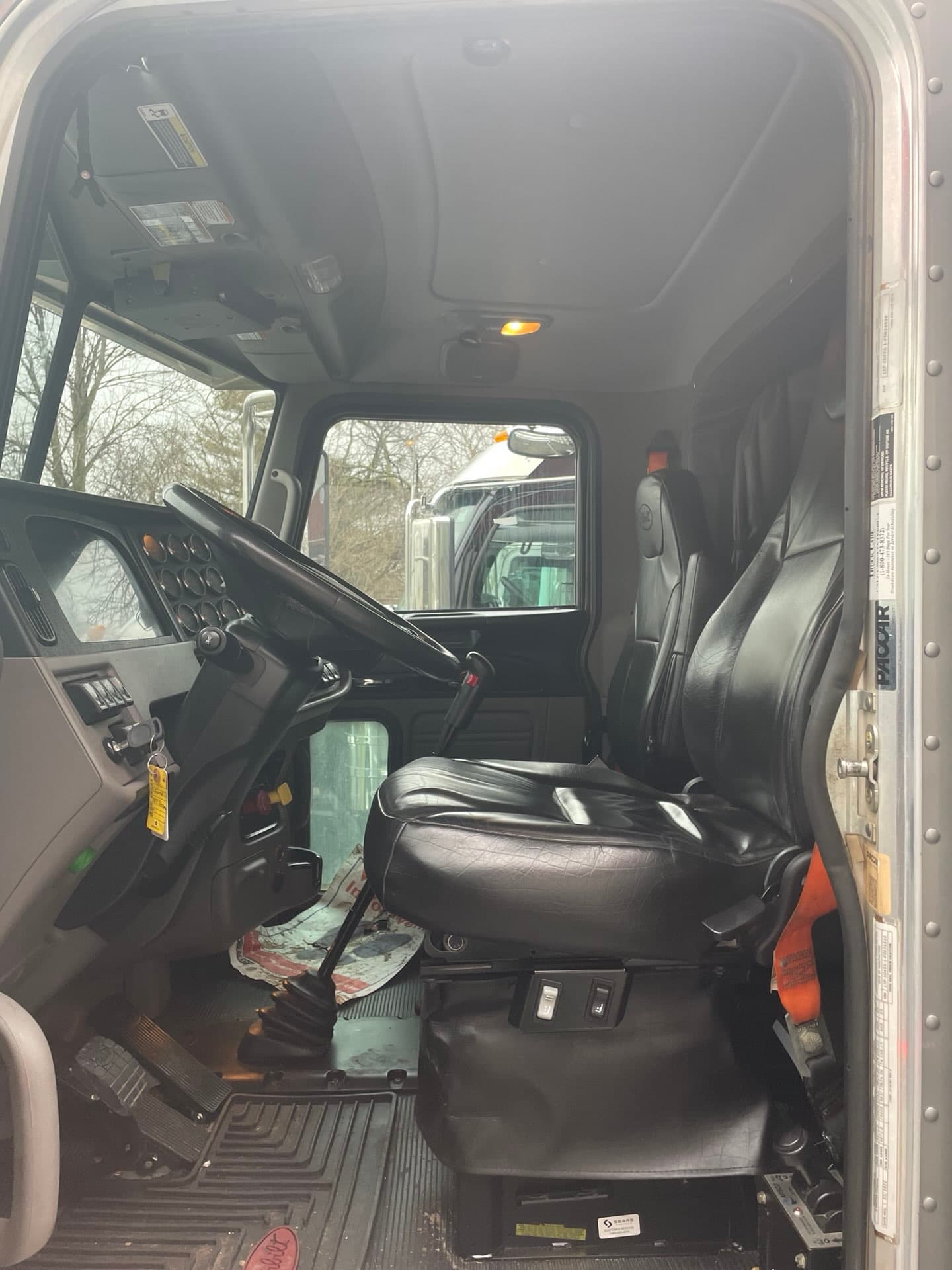 2023 Peterbilt 389 — photo 11