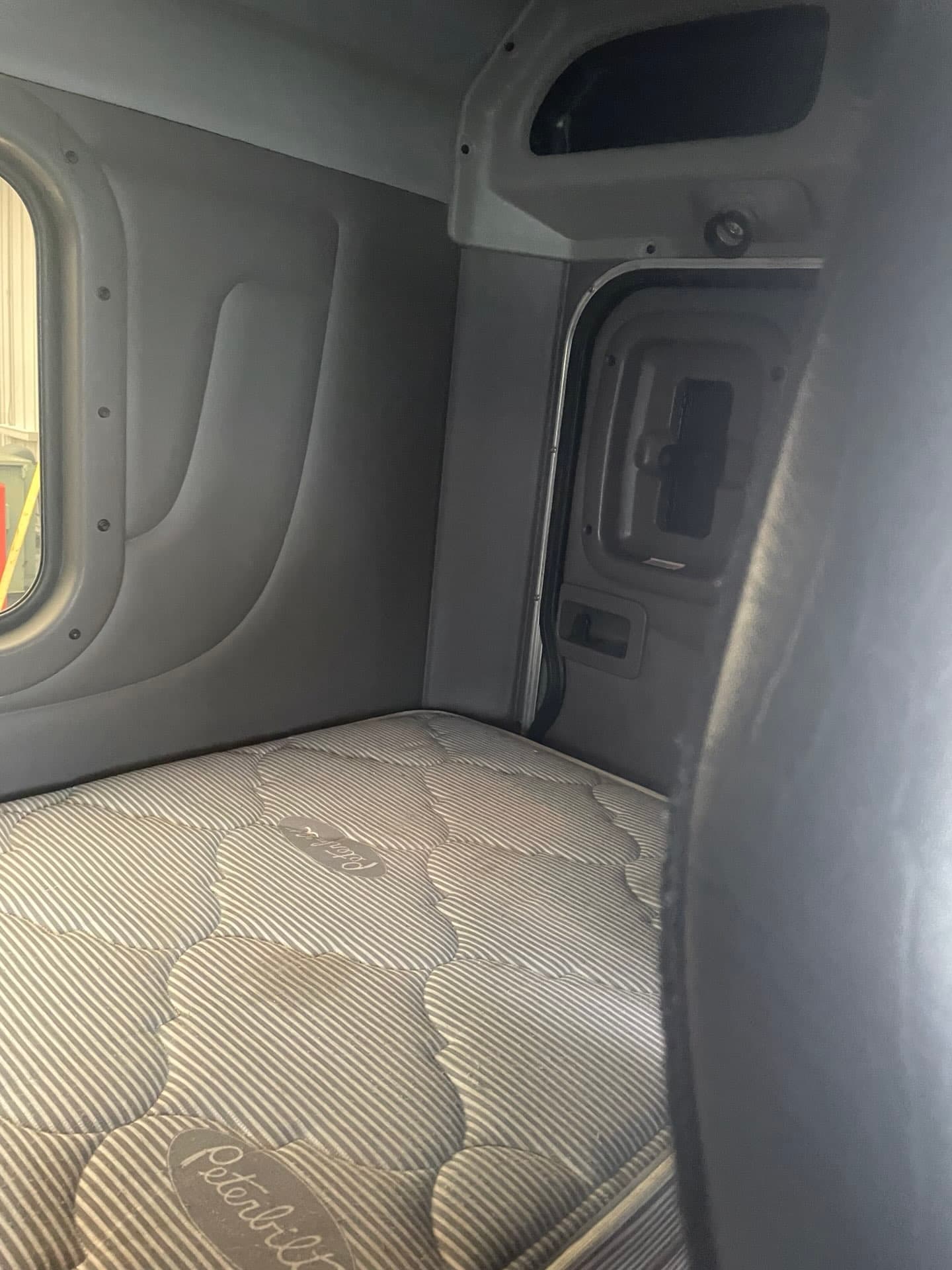 2023 Peterbilt 389 — photo 16