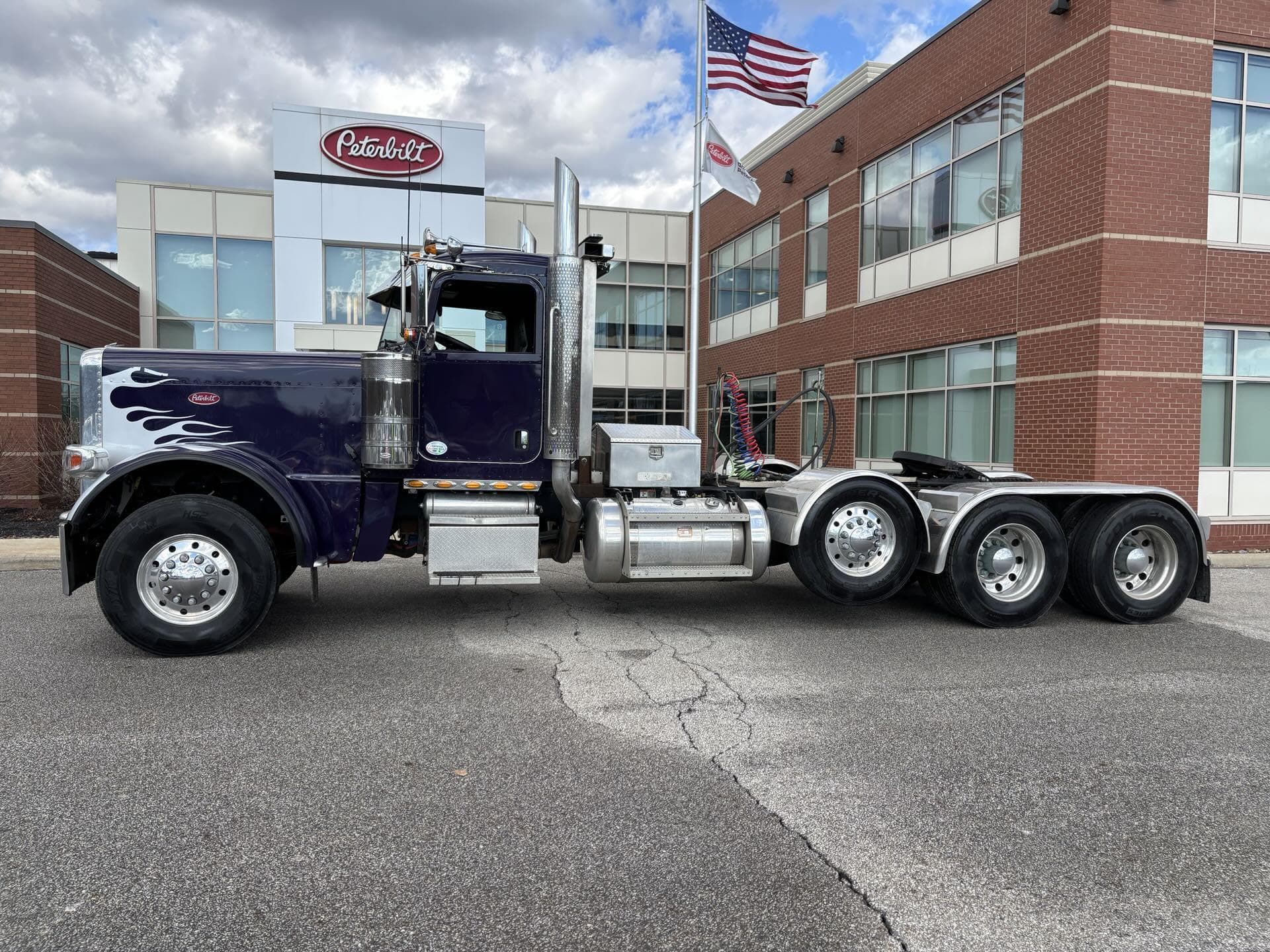 2020 Peterbilt 389 — photo 2