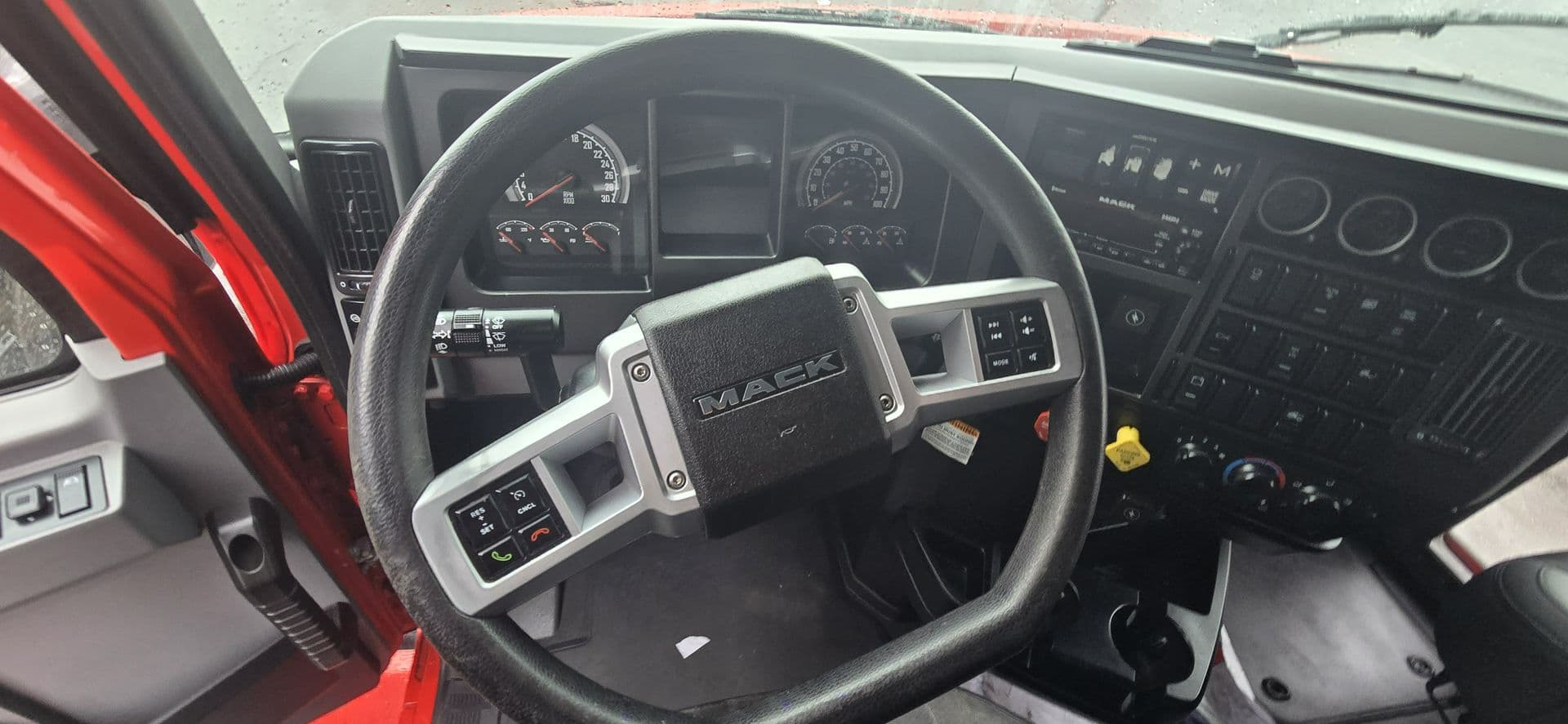 2023 Mack Anthem — photo 22