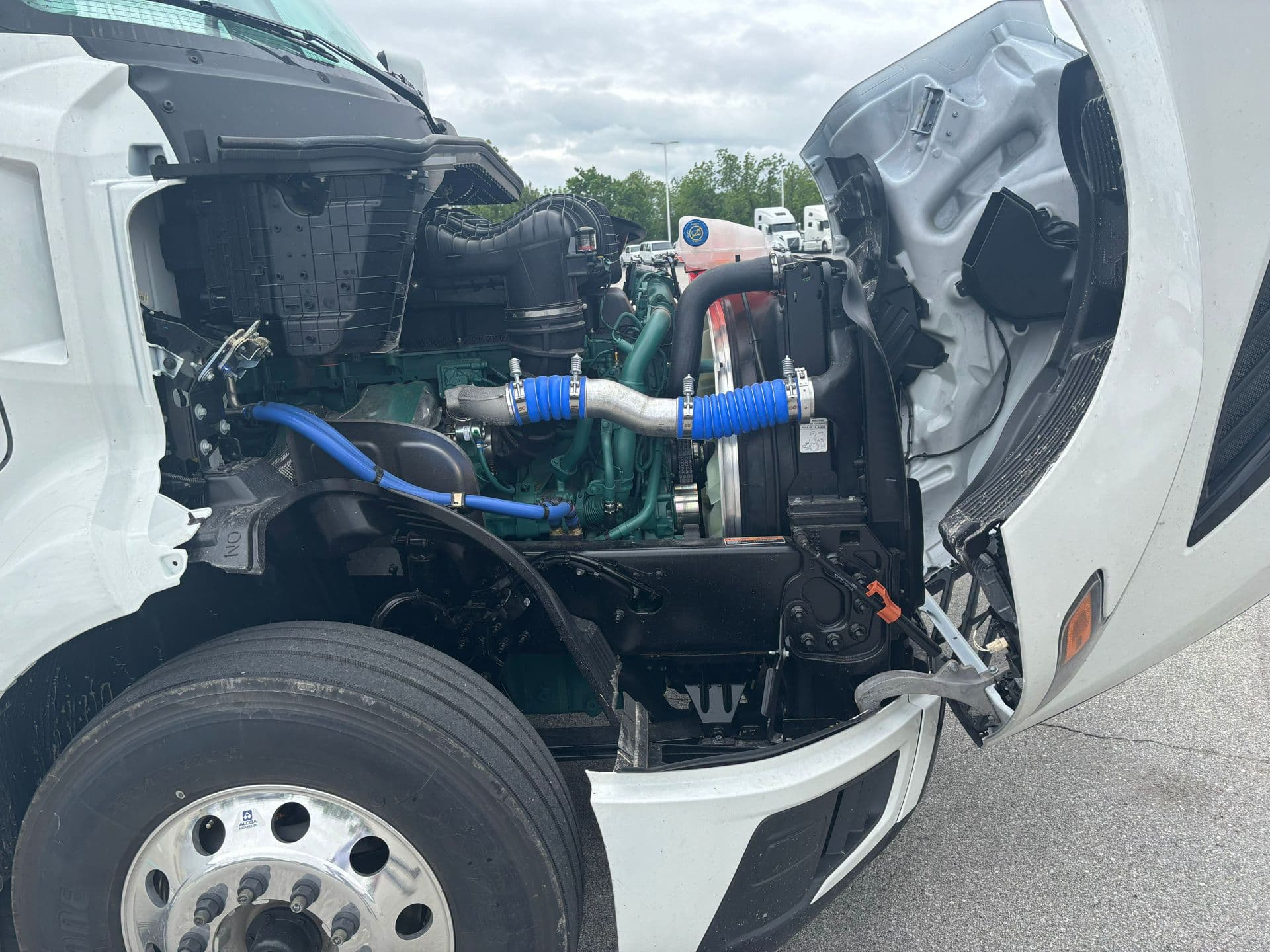 2025 Volvo VNL 300 — photo 3