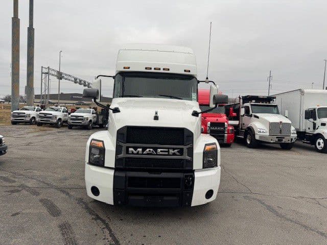 2020 Mack Anthem — photo 2